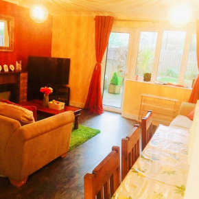 Cosy 3 Bed House at CityCentre & Garden & FreeParking